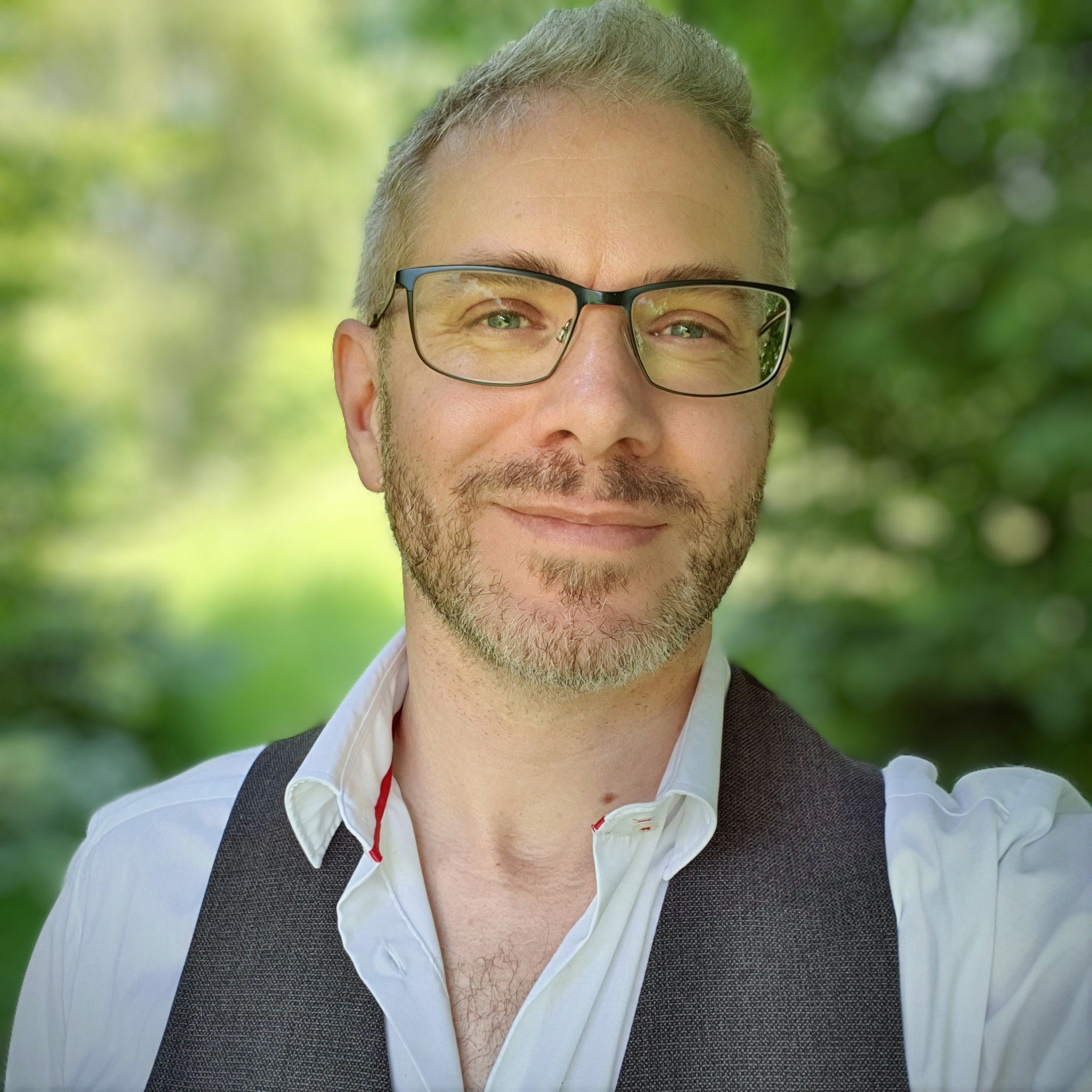 Finbarre Snarey, tarot researcher, journalist and creator of CardMeanings.com